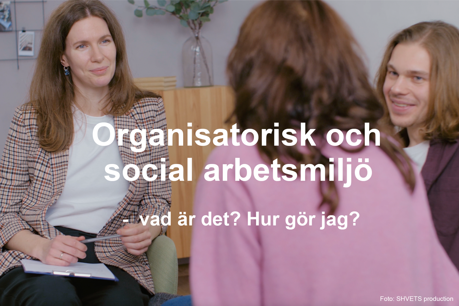 tre personer, varav en med ryggen mot kameran, sitter och pratar. 