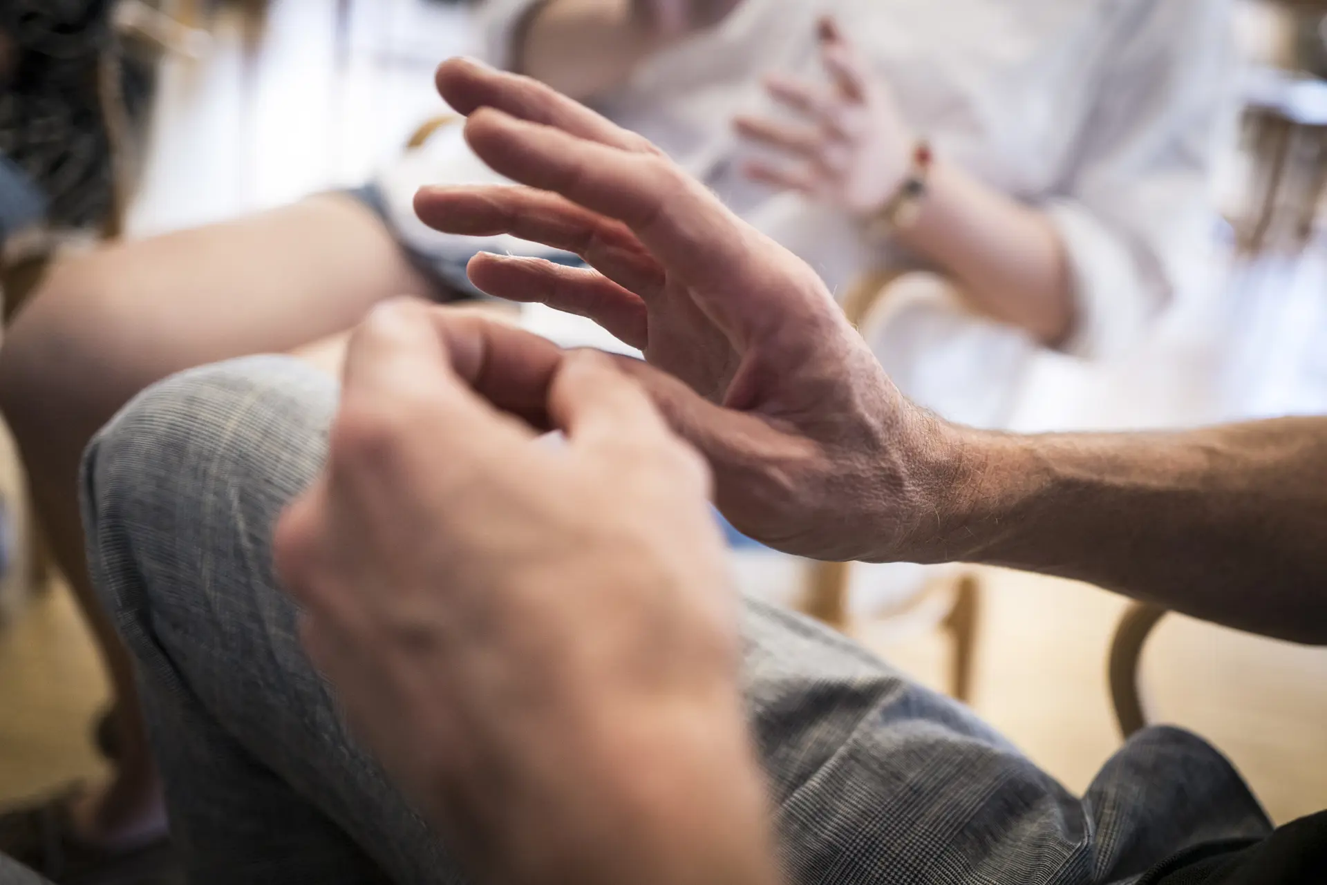 Händer som rör sig i ett samtal