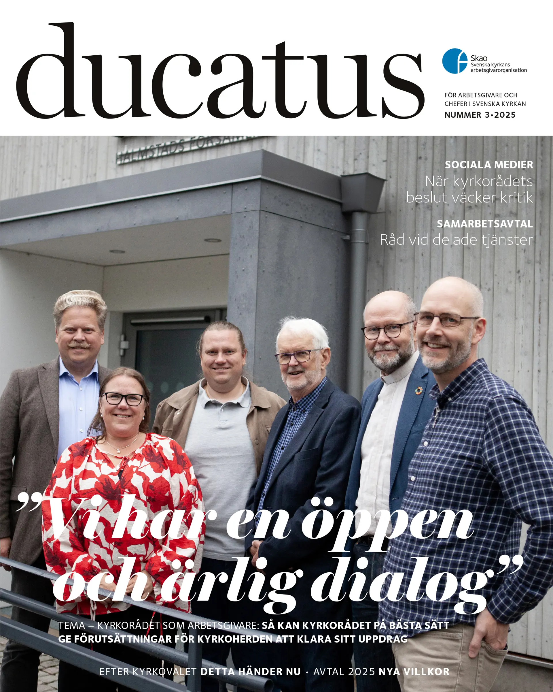 Omslag till Ducatus nr 3 2025. Sex personer står utanför ett hus i Halmstad och tittar in i kameran och ler. En kvinna och fem män. 