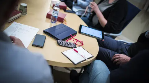 Bord, Klubba, Händer, Vattenflaska, Papper, Glasögonfoto Magnus Aronson 2599