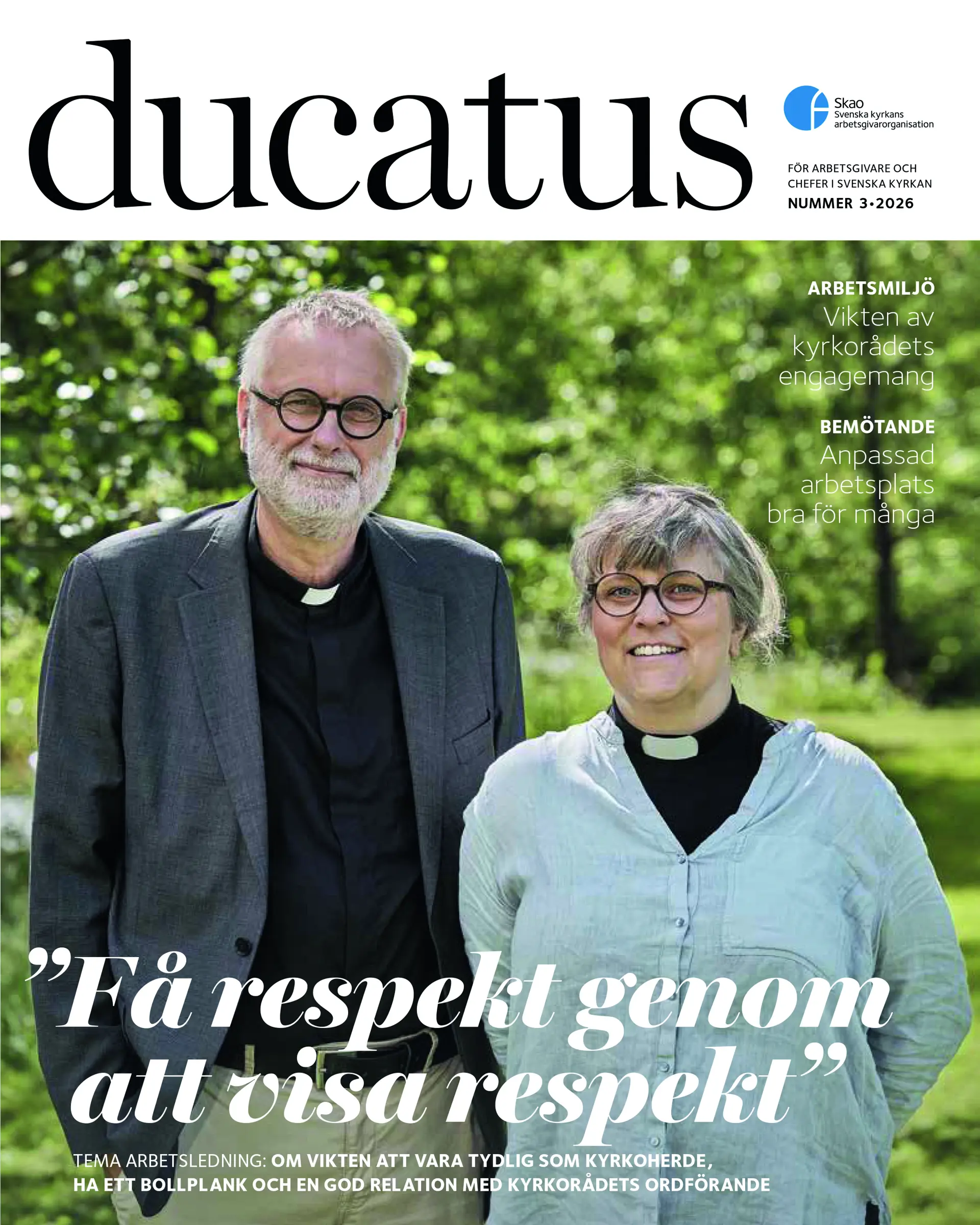 Man med prästskjorta till vänster, kvinna med prästskjorta till höger. Båda tittar in i kameran och ler. 