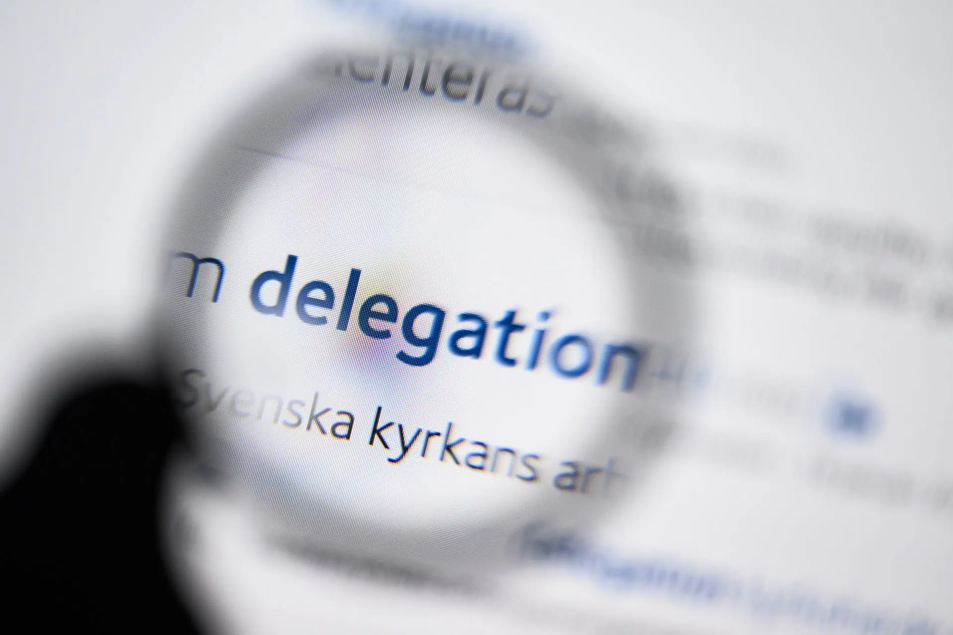 Ordet delegation är förstorat genom ett förstoringsglas. 