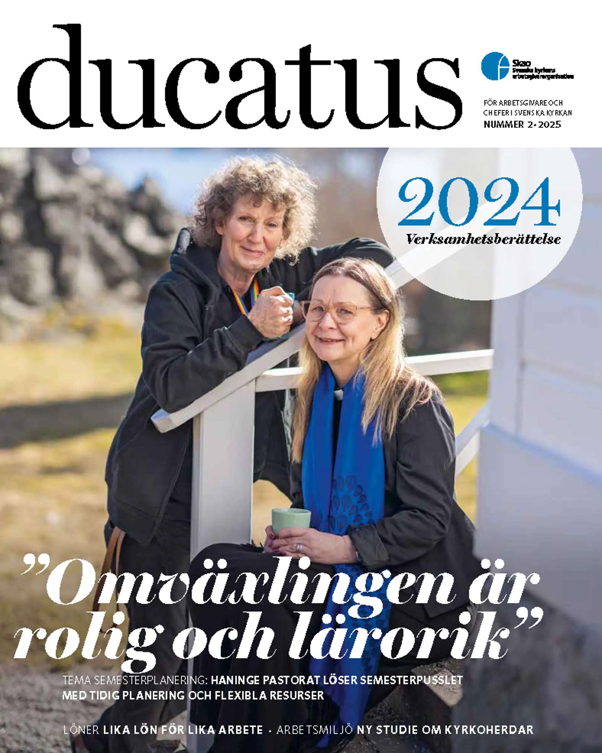 omslag till Ducatus nr 2 2025. två kvinnor, varav en sitter på en trapp utomhus, tittar in i kameran och ler. 