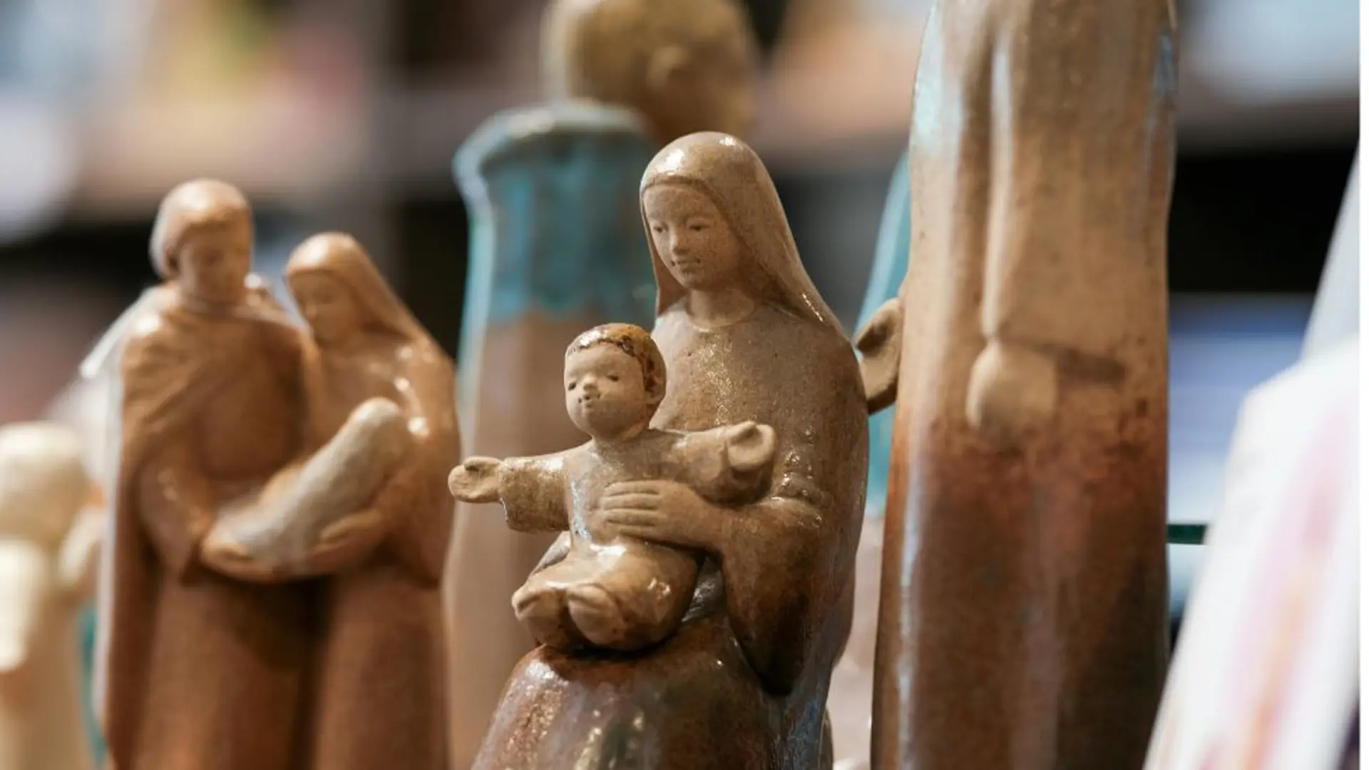 Maria och jesusbarnet i en julkrubba